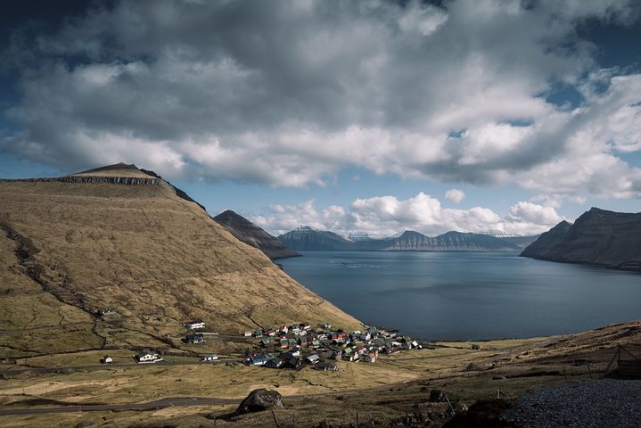 在山麓下仰望高山