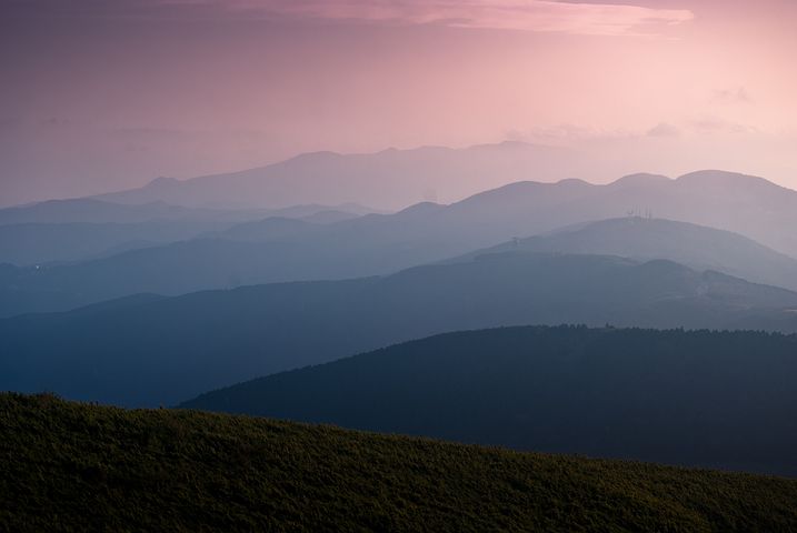 梦见自己在高高的山顶上看向远方是什么意思