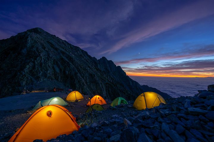 梦见刚去世不久的母亲掉下山崖是什么意思