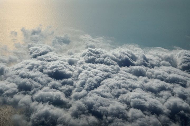 梦见自己在河边坐着还下着小雨是什么意思