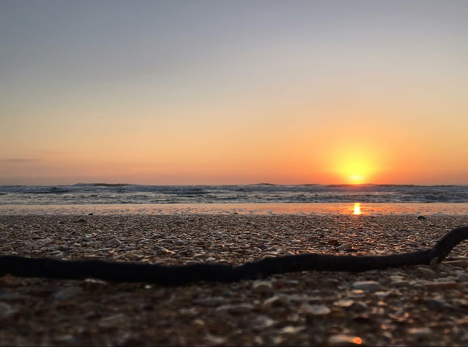 梦见太阳和圆月同时在天上月亮不亮是什么意思