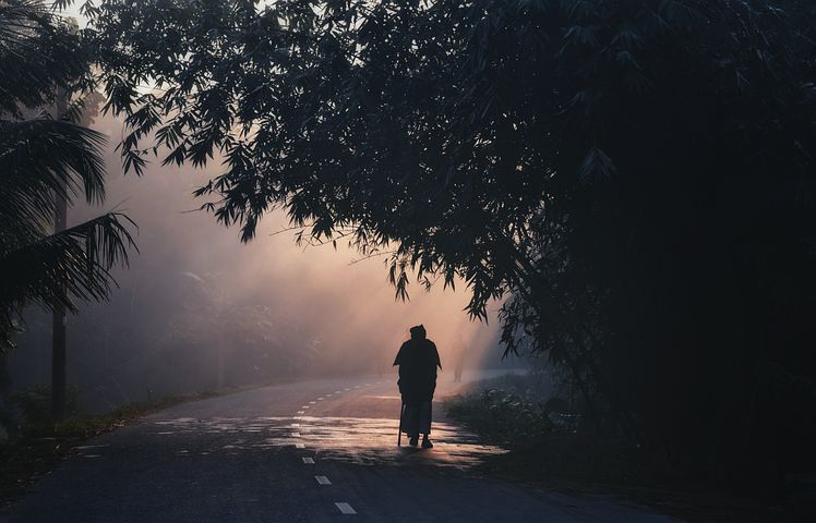 梦见死了的人追我做他的媳妇是什么意思