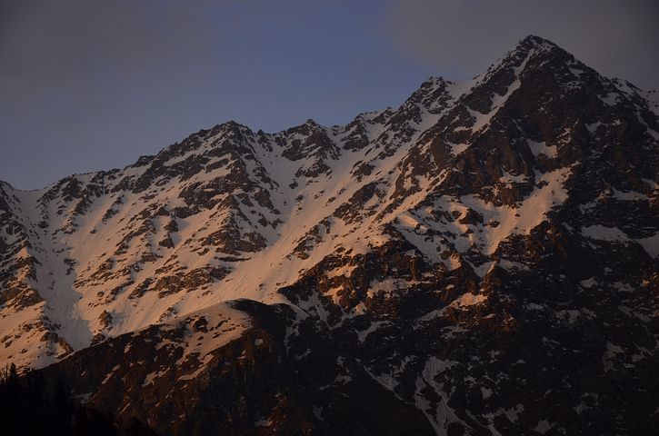 梦见旅行很多人在汽车上等我我怕误车是什么意思