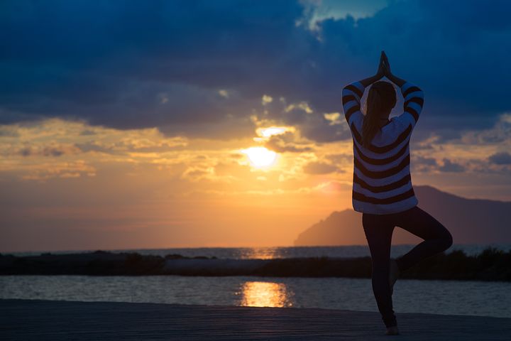 梦见一个男人在人群里追着闹是什么意思