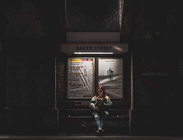 梦见一群人抬着墓碑从面前走过是什么意思