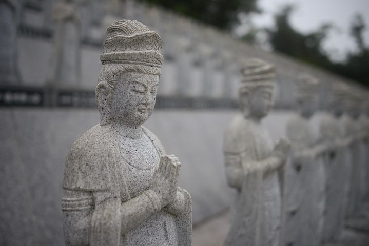 梦见和陌生女孩在一起去一个陌生的地方是什么意思