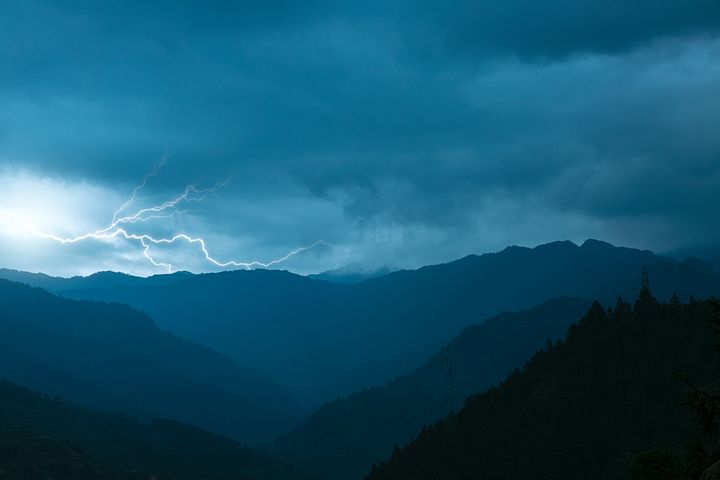 梦见自己黑发下面长出一节白发是什么意思