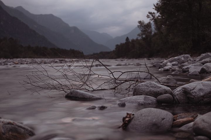 梦见跟朋友在山上嬉戏吹气球是什么意思